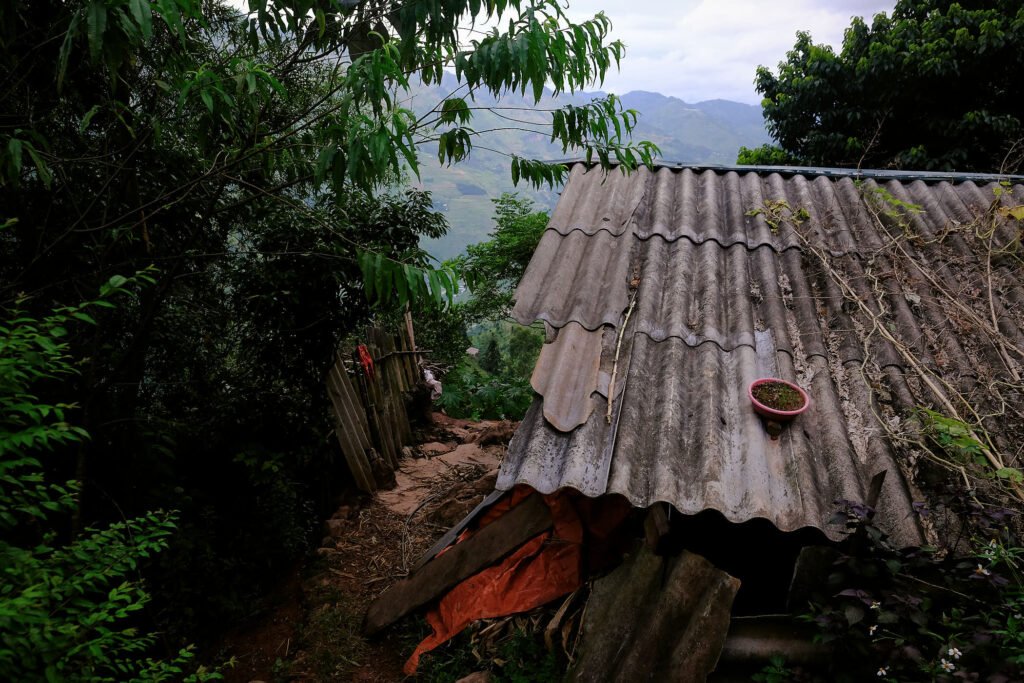 A characteristic house/dwelling on the side of the cliff. Tin roof and wooden fencing