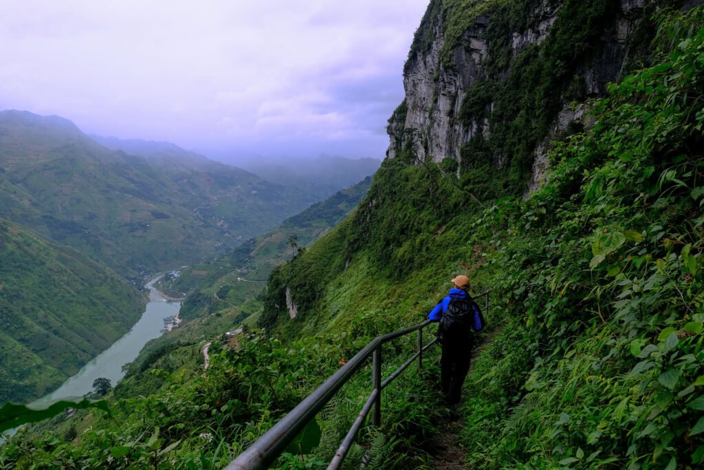 Railing protecting hiker from the steep slopes of the skywalk